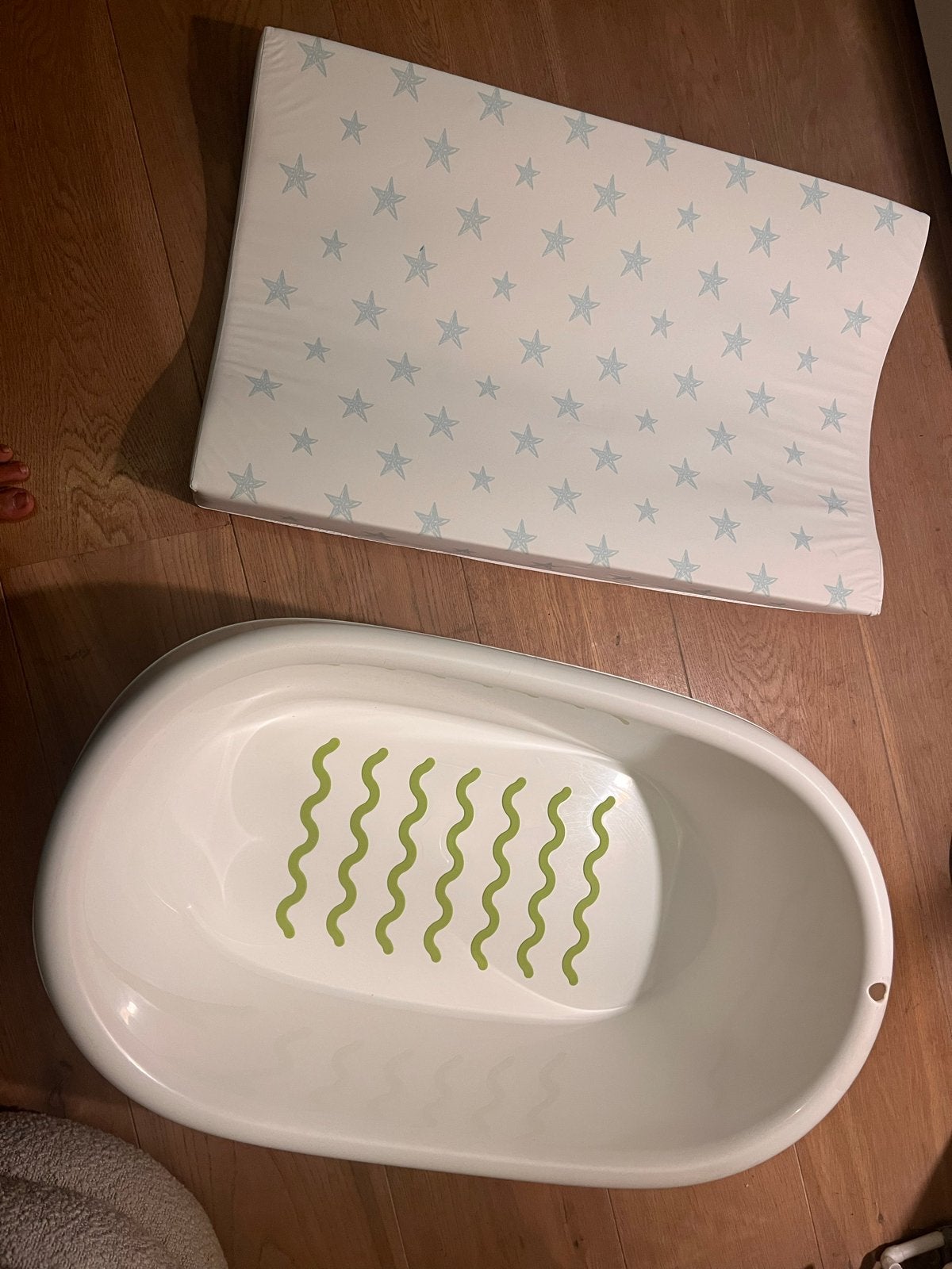 IKEA wit babybadje met groene antislip + aankleedkussen, Kinderen en Baby's, Ophalen of Verzenden, Zo goed als nieuw, Aankleedkussen