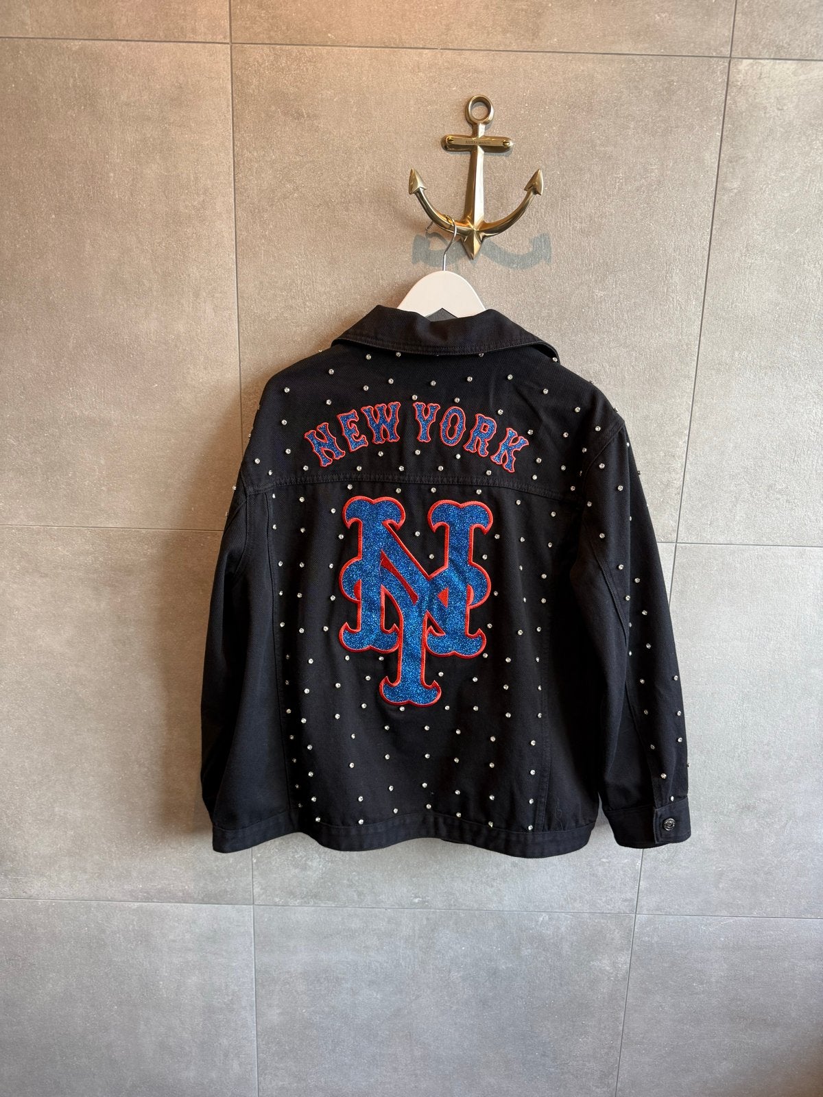 Zwarte spijkerjas met studs en New York Mets logo - XL, Ophalen of Verzenden, Zo goed als nieuw, Maat 46/48 (XL) of groter, Zwart