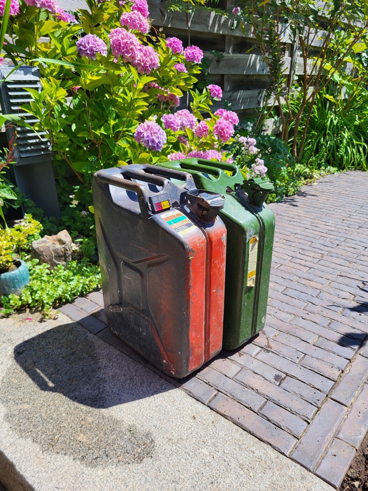 2 stuks metalen jerrycan 20 liter, setprijs €10,-, Auto diversen, Overige Auto diversen, Ophalen