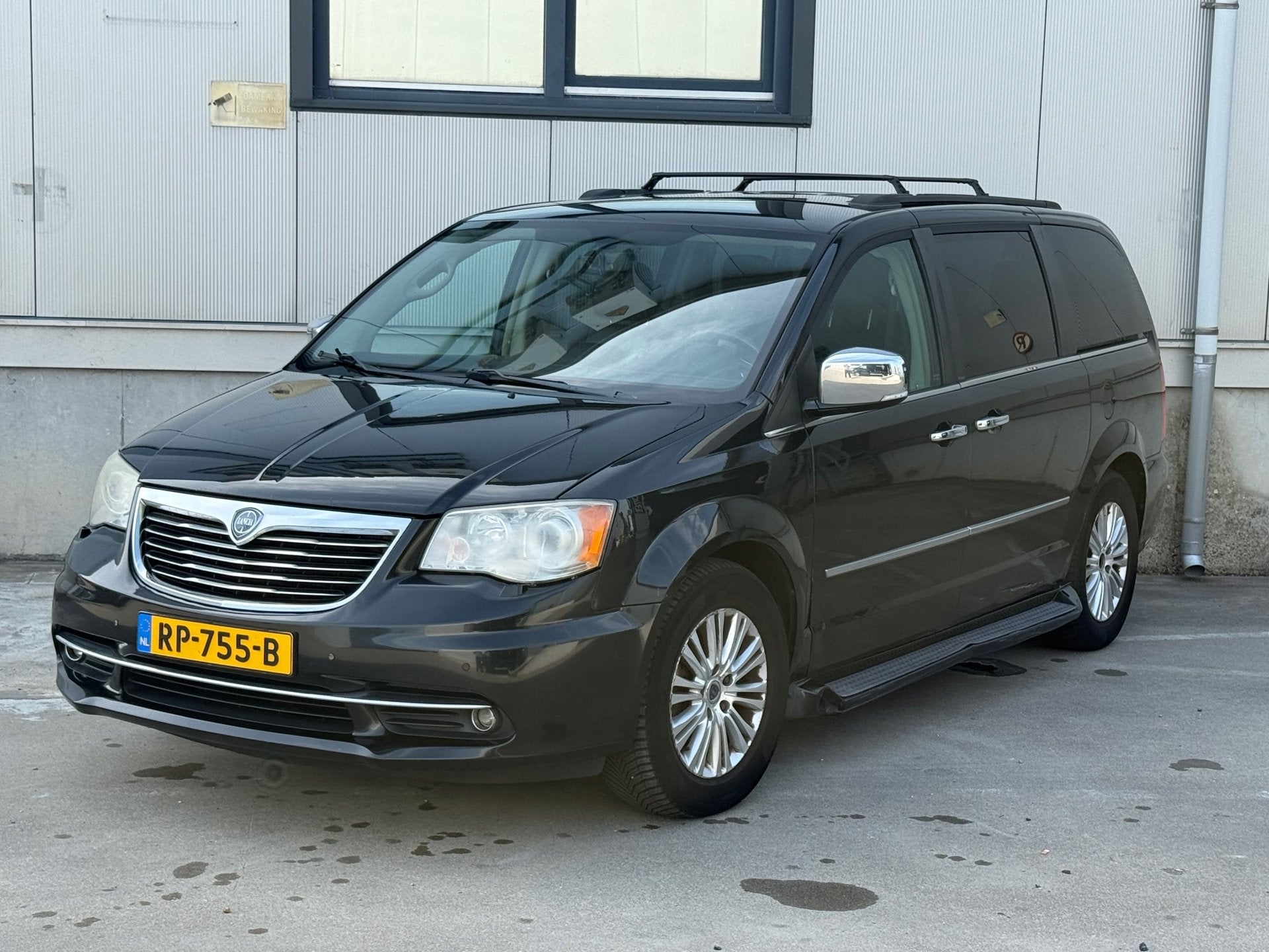 Lancia Voyager 2.8 Multijet Gold / AUTOMAAT / ELEKT DEUREN /, Auto's, Lancia, Euro 5, 450 kg, Gebruikt, 255 €/maand