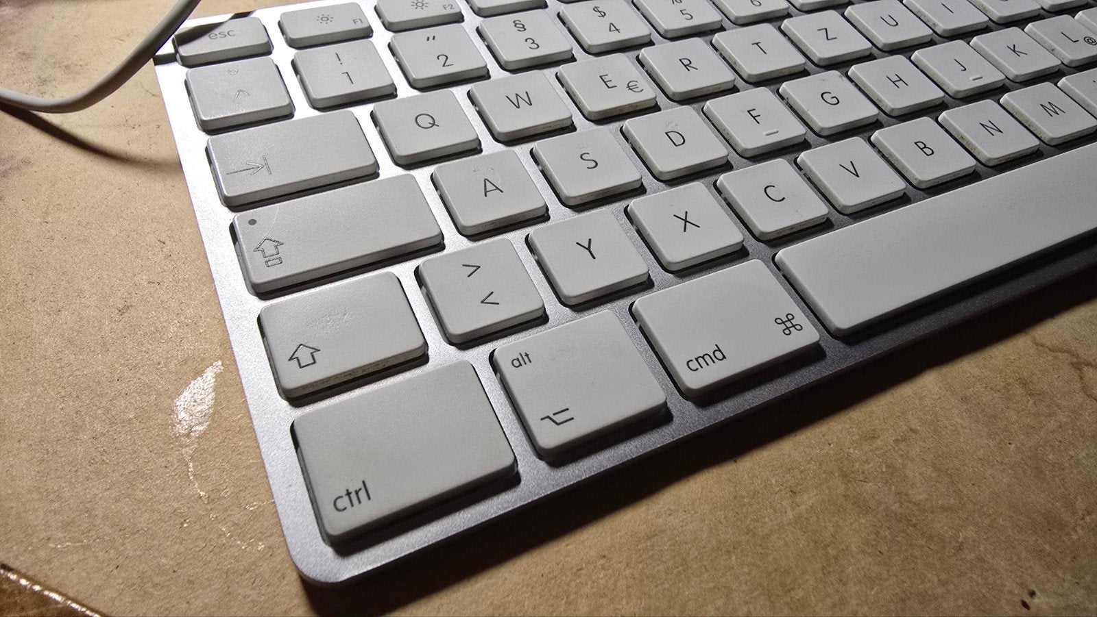 Apple USB Toetsenbord A1243 - Duits QWERTZ Layout, Computers en Software, Toetsenborden, Gebruikt, Ophalen of Verzenden, Multimediatoetsen
