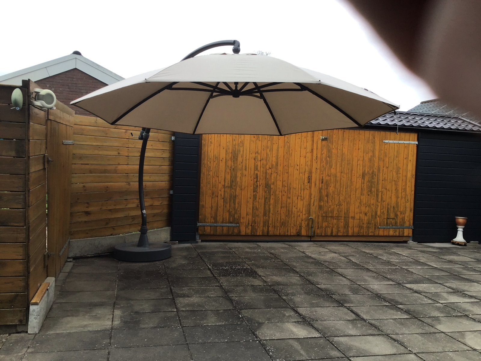 Zweefparasol beige - Zo goed als nieuw Sun Garden, Tuin en Terras, Ophalen, Kantelbaar, 3 tot 4 meter, Zweefparasol