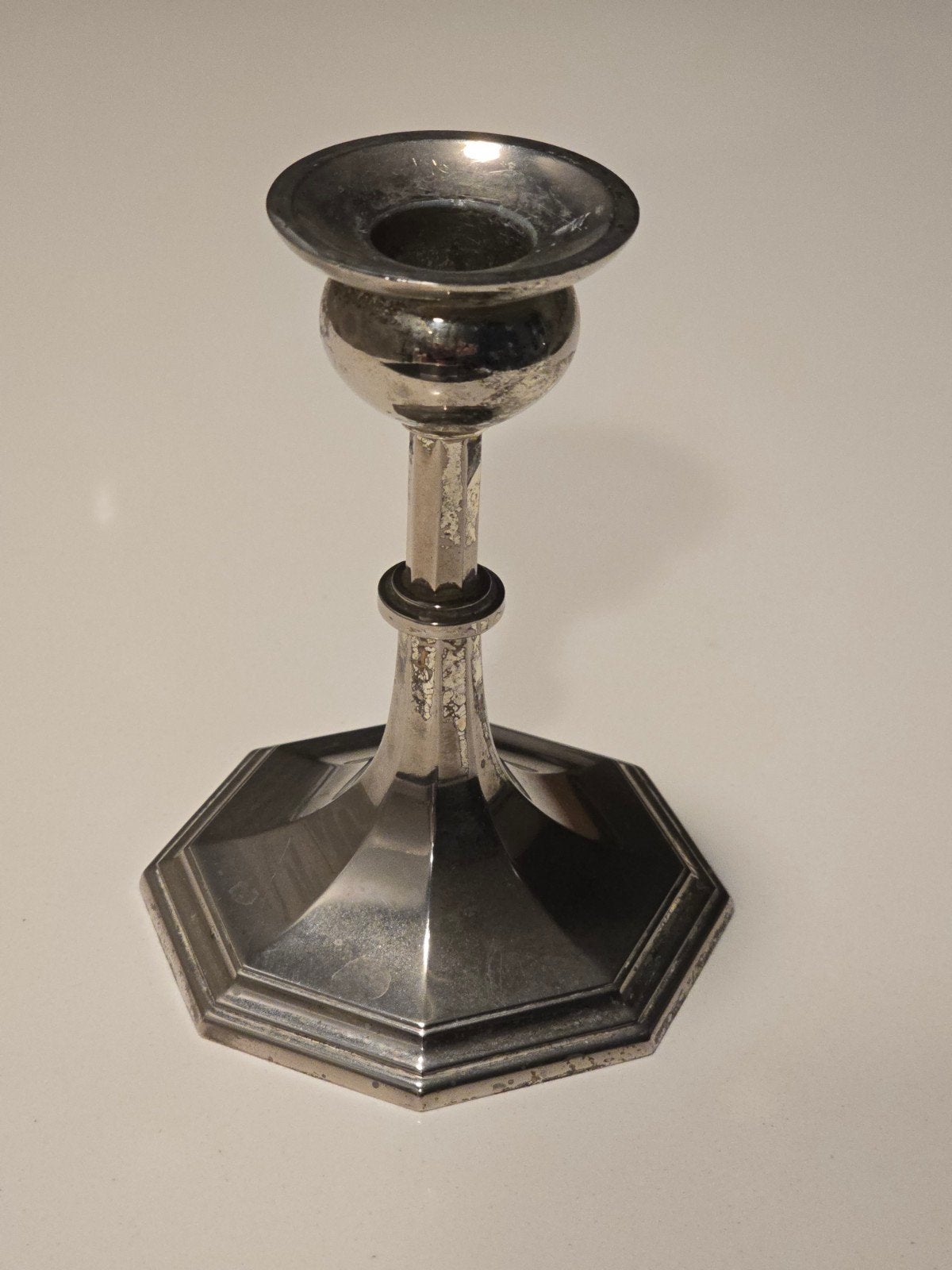 Antieke verzilverde / zilveren kandelaar op achtkantige voet, Ophalen of Verzenden, Zilver