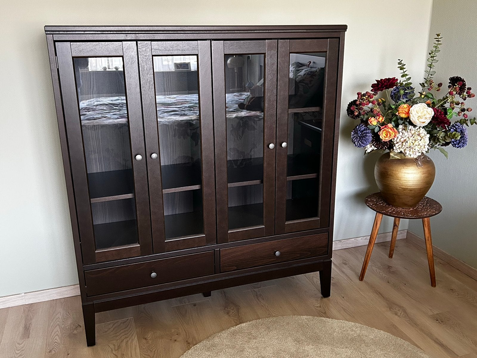 Ikea Idanas donkerbruine vitrinekast NIEUW, Ophalen, 100 tot 150 cm, Nieuw, Met lade(s)