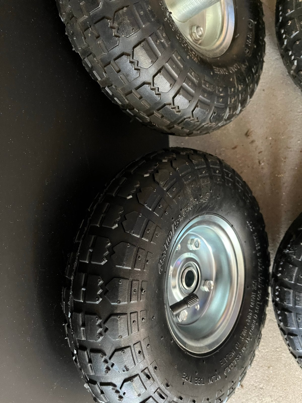 2 Nieuwe Luchtbandjes 4.10/3.50-4 voor Steekwagen/Kruiwagen, Ophalen