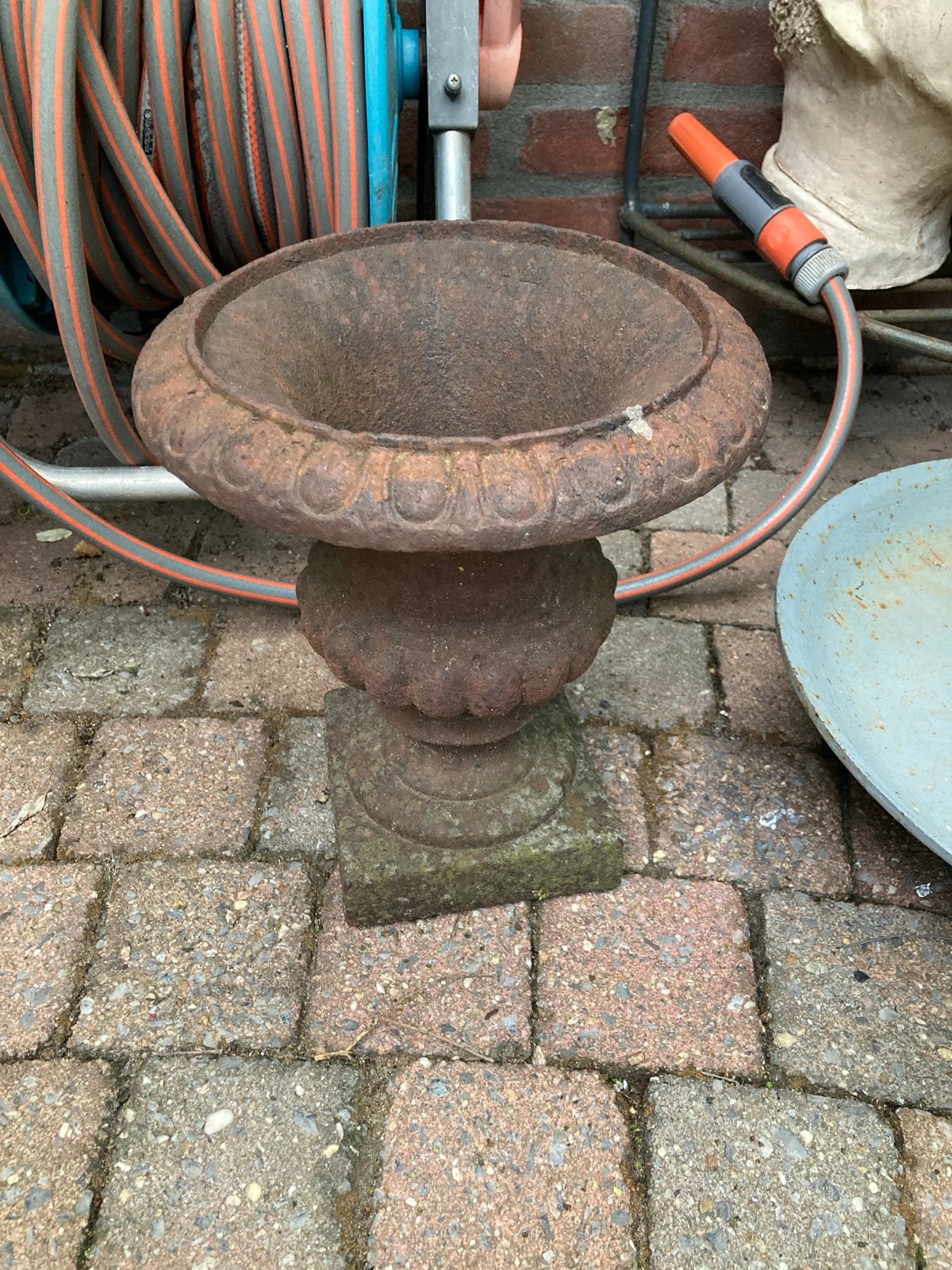 Antieke gietijzeren plantenbak, Tuin en Terras, Bloembakken en Plantenbakken, Ophalen, Gebruikt, Minder dan 60 cm, Rond