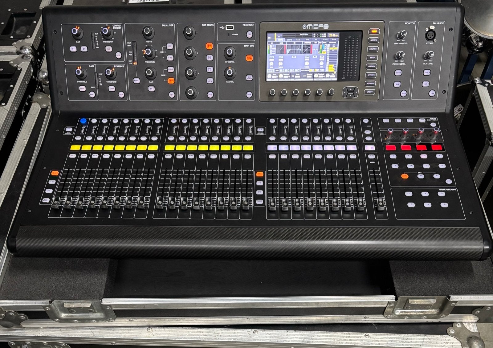 Midas M32 Live Digitale Mixer met Flightcase, Muziek en Instrumenten, Ophalen, Gebruikt, 20 kanalen of meer, Microfooningang