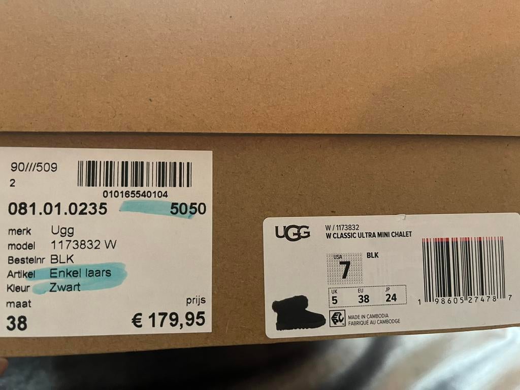 Nieuw! Mt 38 Ugg ultra mini chalet zwart met bont randje, Kleding | Dames, UGG, Zwart, Lage of Enkellaarzen, Nieuw