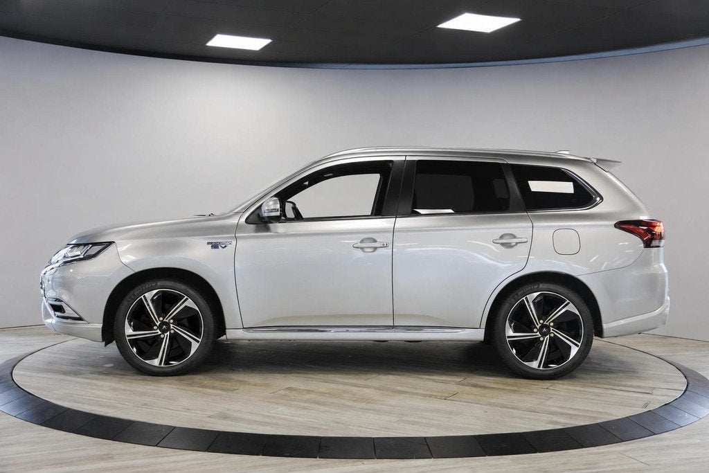 Mitsubishi Outlander 2.4 PHEV Instyle | Schuif- opendak | 36, Euro 6, 4 cilinders, 1865 kg, 120 €/maand