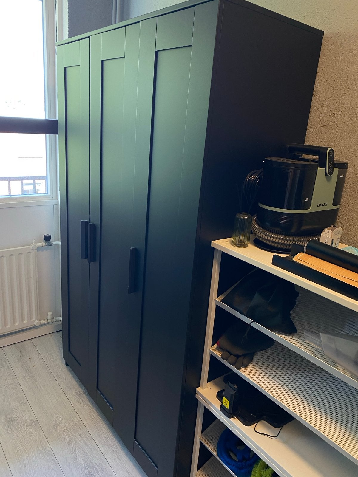 IKEA 3-deurs kledingkast mat zwart (117x50x190 cm), Ophalen, 100 tot 150 cm, Zo goed als nieuw, 150 tot 200 cm