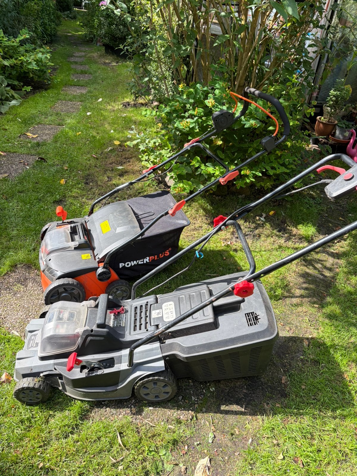Verticuteer machine en grasmaaier op accu, Ophalen, Gebruikt, Accu-grasmaaier