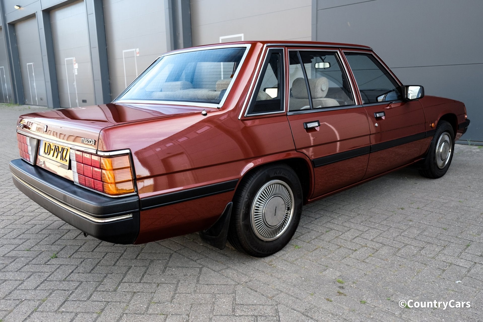 Mazda 929 2.0 Sedan Orig NL Unieke Historie Verzamelaarstaat, Auto's, Stof, Gebruikt, Bruin, 4 stoelen