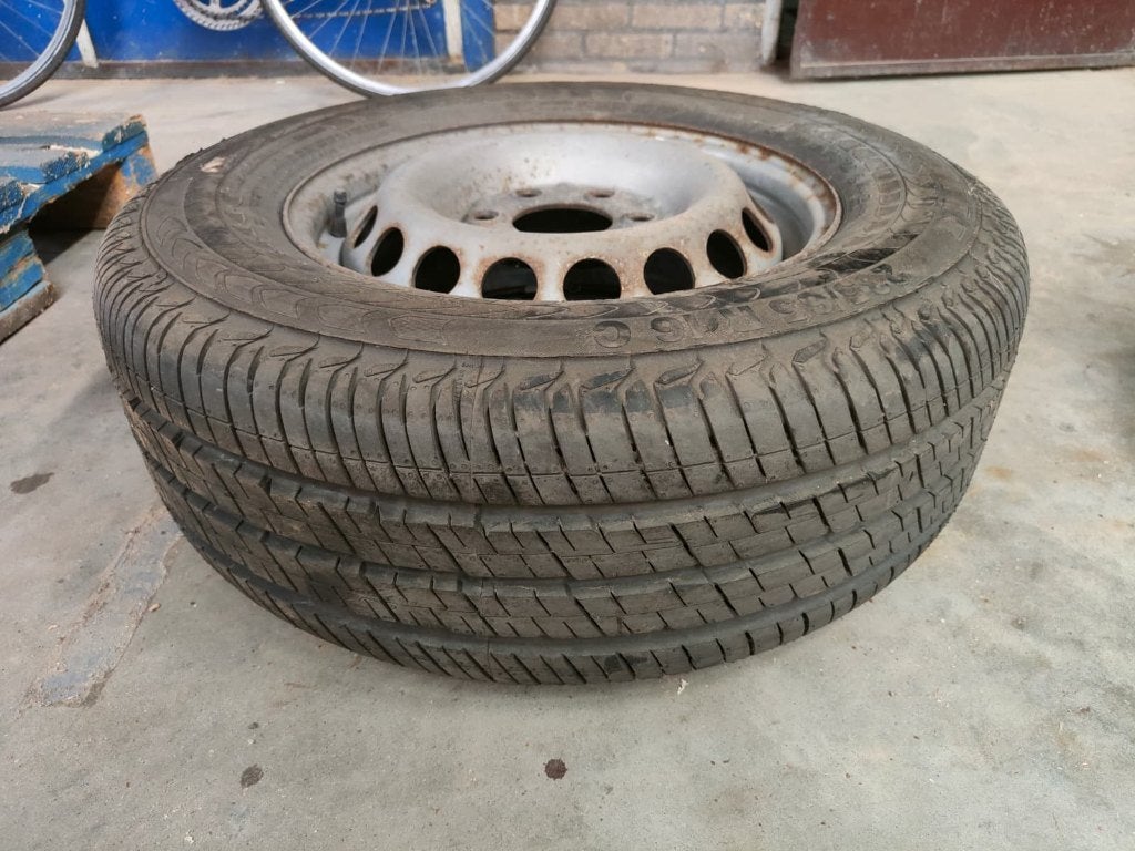 Losse 16 inch stalen velg + Continental band 235/65R16C, Ophalen, 16 inch, Banden en Velgen, 235 mm