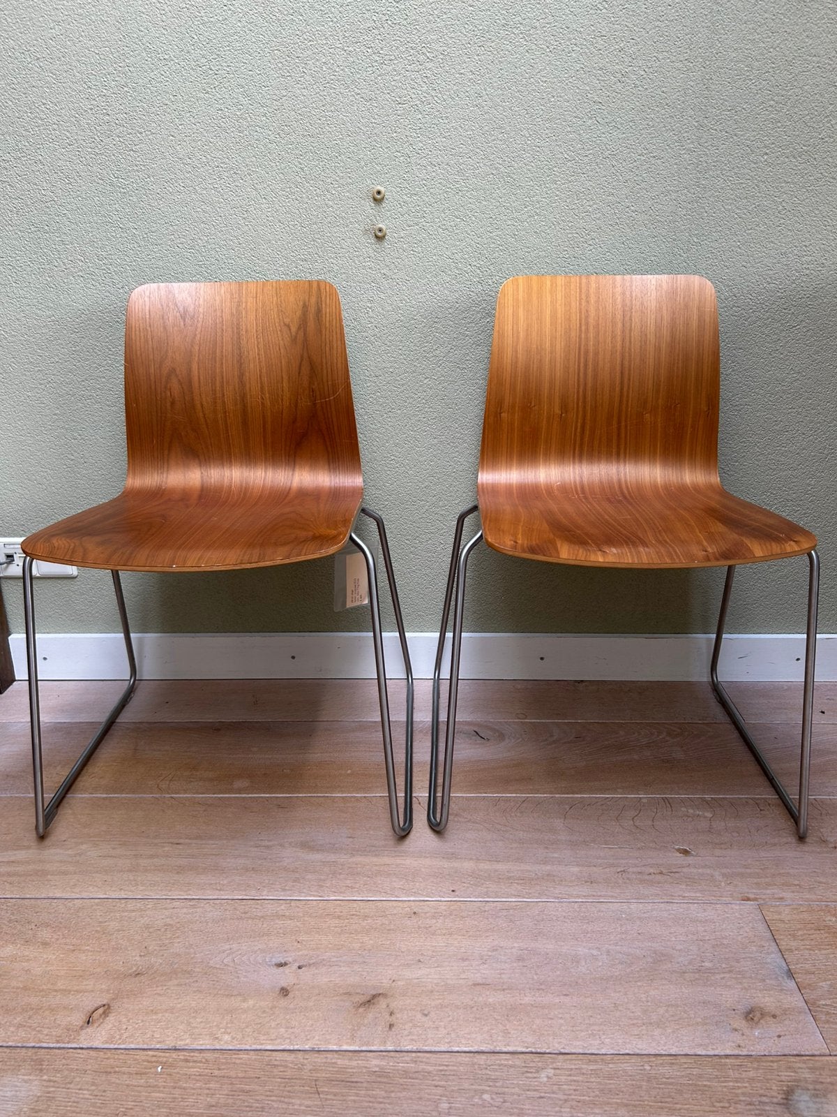 2 stijlvolle designstoelen notenhout met RVS onderstel, Ophalen, Twee, Bruin, Tijdloos ontwerp en geschikt voor diverse interieurs