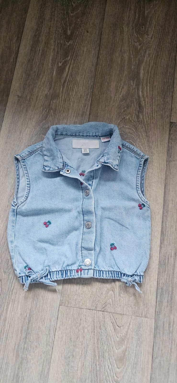 Zara spijkergiletje met kersenprint - maat 104, Kinderen en Baby's, Kinderkleding | Maat 104, Meisje, Ophalen of Verzenden, Zo goed als nieuw