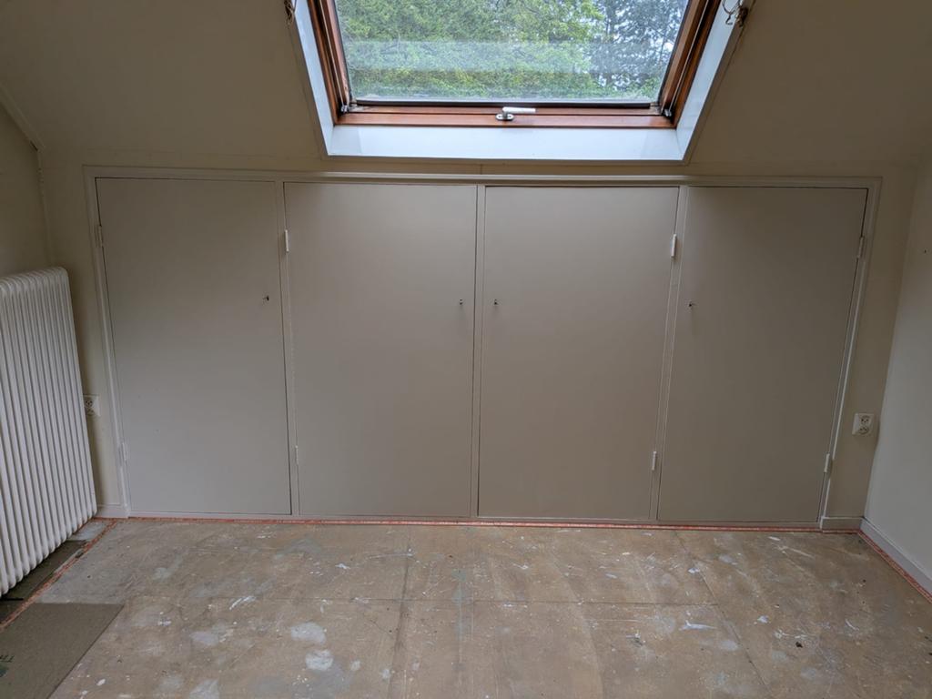 Schuine wandkast met legplanken - 300x143cm, Ophalen, 100 tot 150 cm, 200 cm of meer, 25 tot 50 cm