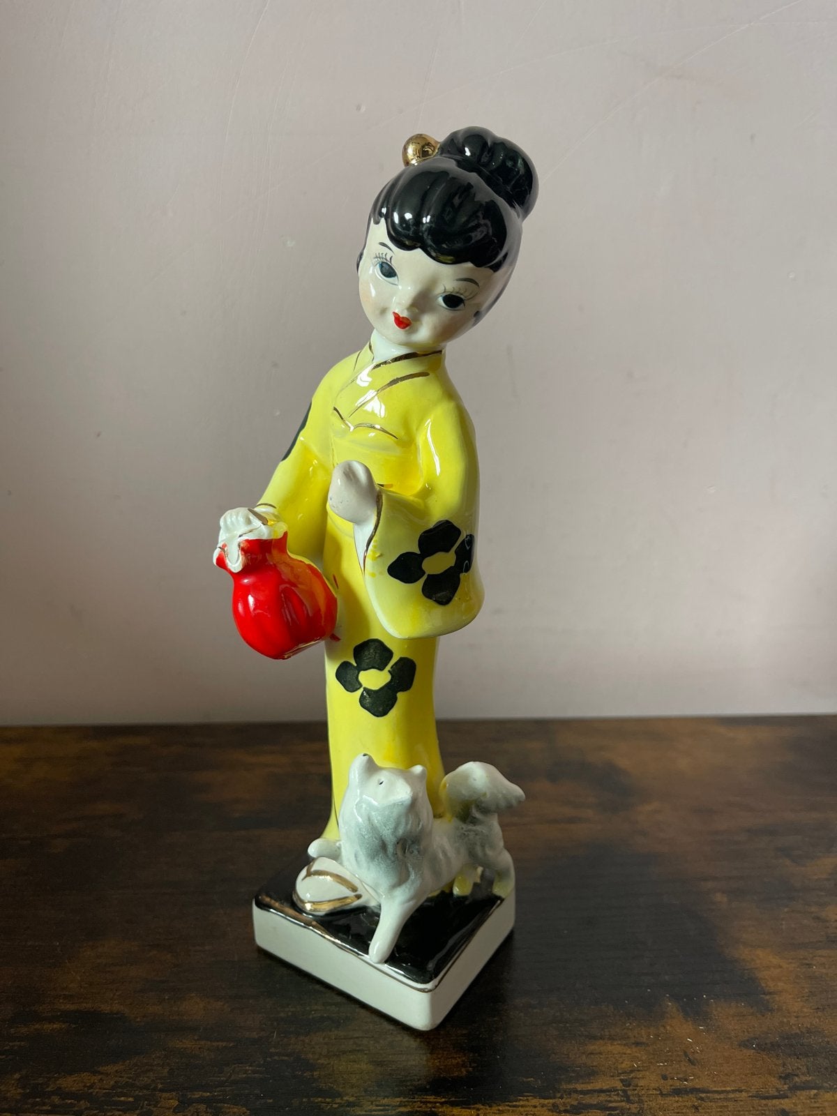Geisha beeldje met hondje - Geel kimono, Antiek en Kunst, Antiek | Porselein, Ophalen of Verzenden