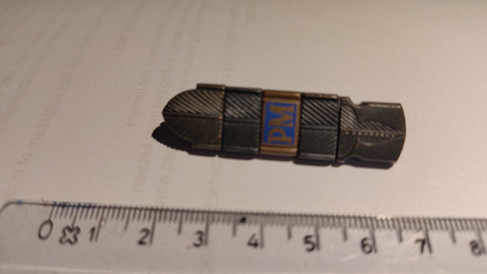 Scherpschutter embleem KL Pistool Mitrailleur., Verzamelen, Ophalen of Verzenden, Landmacht, Nederland, Embleem of Badge