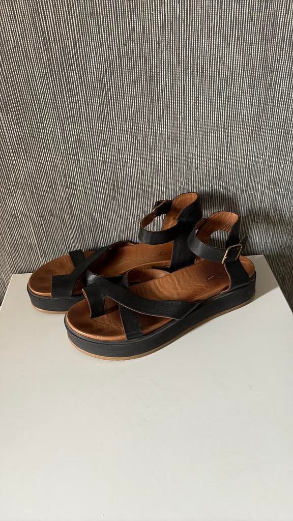 Prachtige stoere leren sandalen Inuovo maat 39!, Kleding | Dames, Schoenen, Ophalen, Zwart, Sandalen of Muiltjes, Zo goed als nieuw