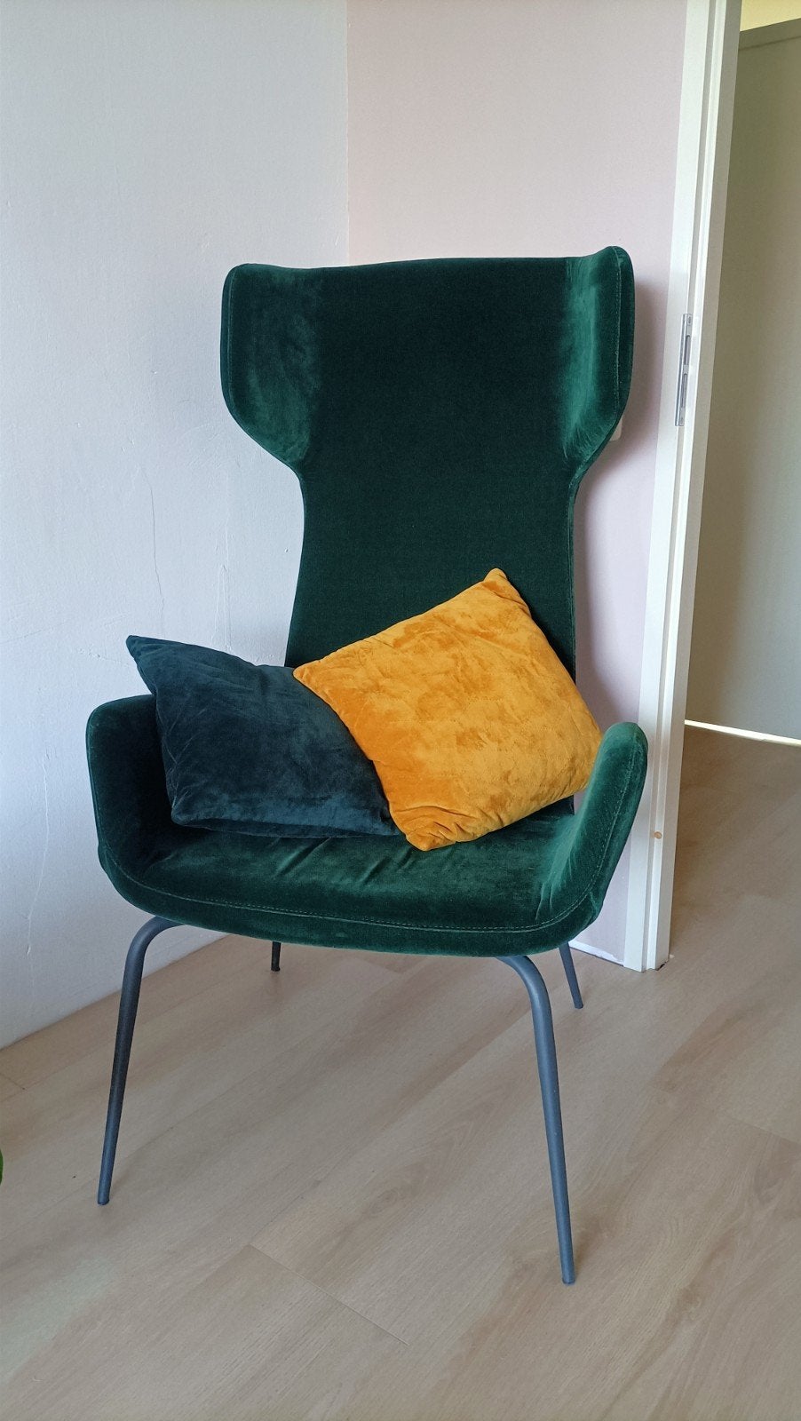 Moderne donkergroene velours oor fauteuil, Ophalen, Minder dan 75 cm, Zo goed als nieuw, 50 tot 75 cm