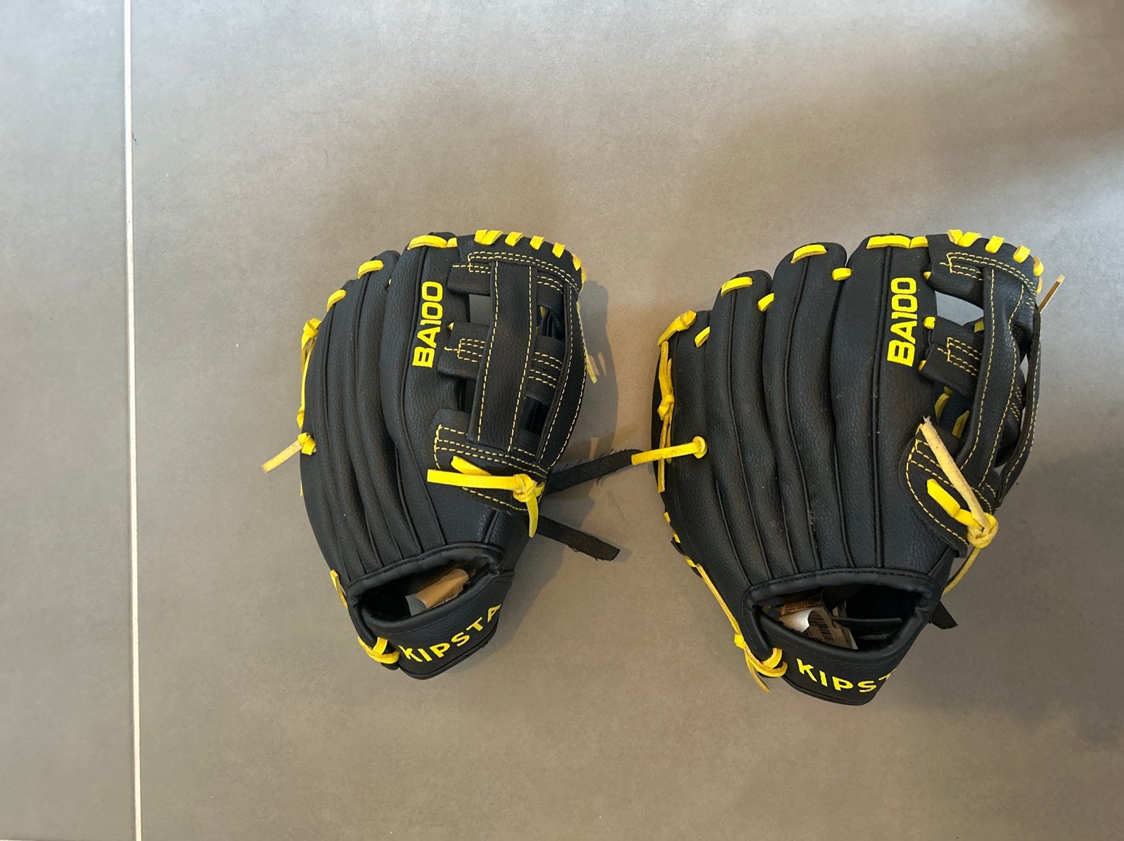 Kipsta BA100 Honkbalhandschoenen - 9.5 inch (2 stuks), Ophalen of Verzenden, Zo goed als nieuw