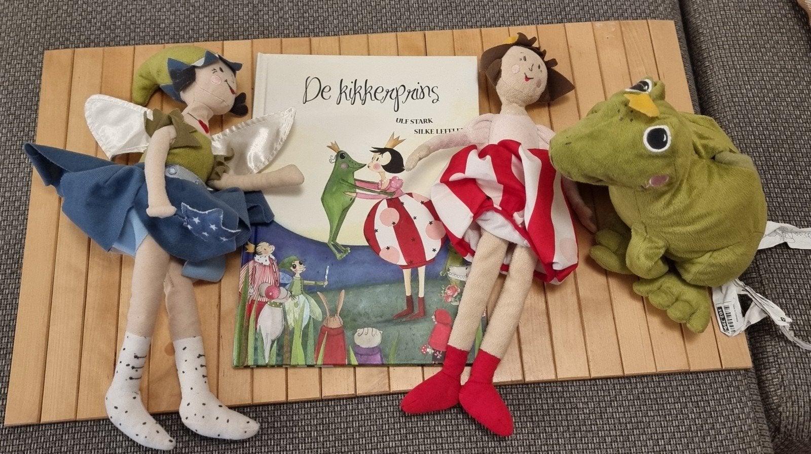 De Kikkerprins poppen en boek - Sprookjesfiguren, Ophalen of Verzenden, Zo goed als nieuw, Overige typen