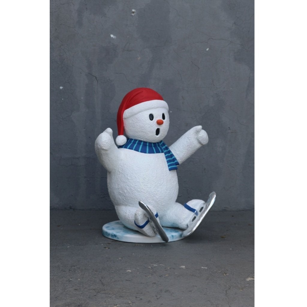 Snowboy sitting with red hat – Sneeuwpop Hoogte 131 cm