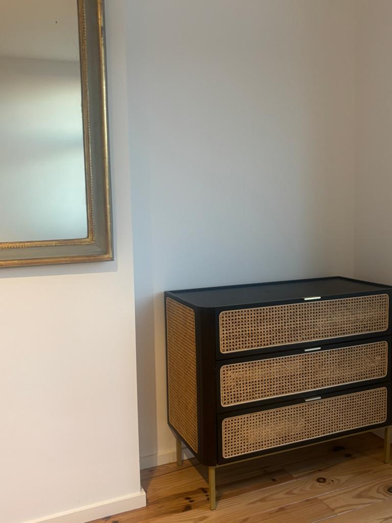 SKLUM Enrick houten ladekast zwart met rotan details, Vintage, Zo goed als nieuw, 3 of 4 laden, Minder dan 100 cm