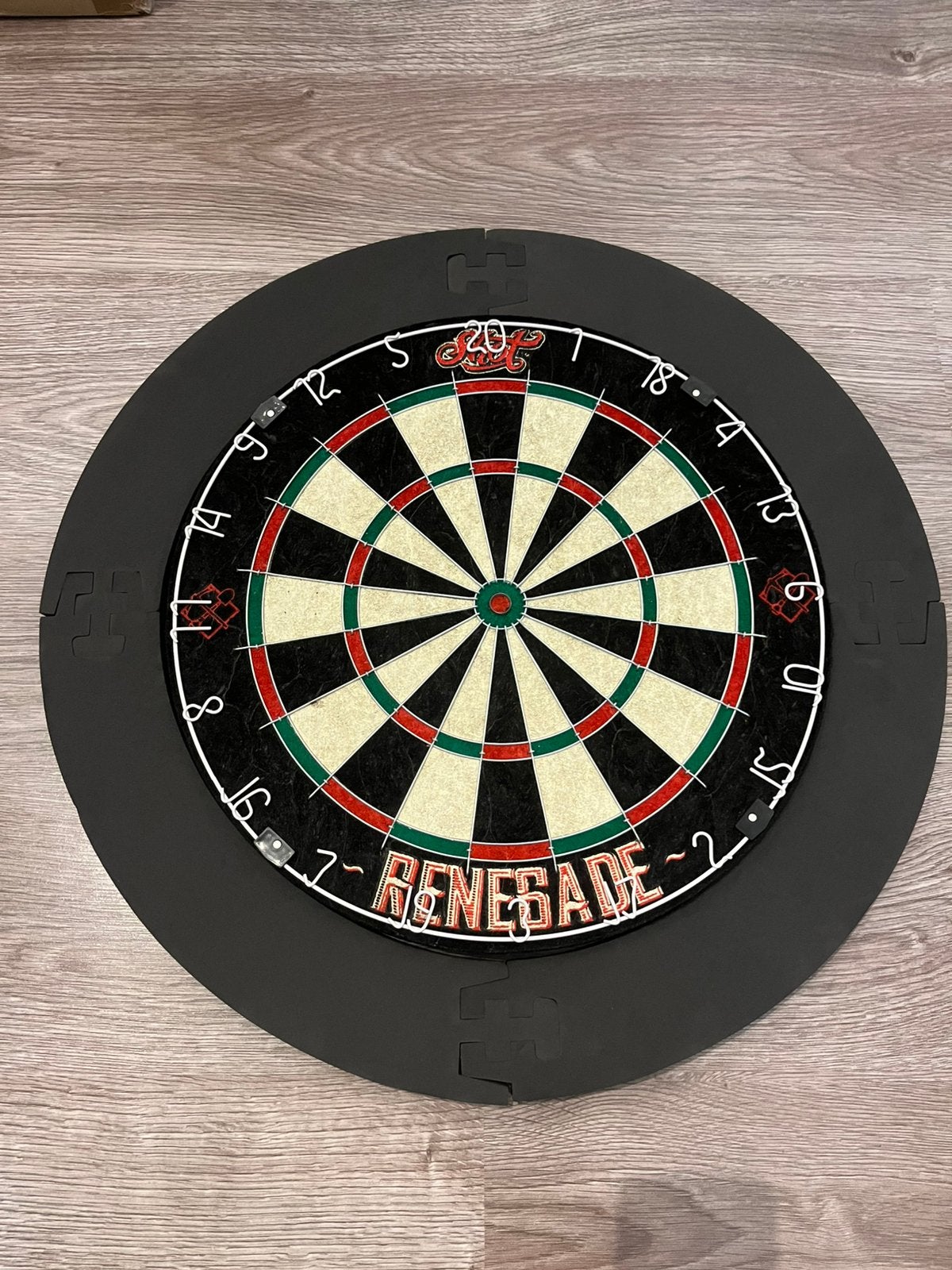 NIEUW Shot Renegade sisal dartbord inclusief nieuwe surround, Ophalen of Verzenden, Nieuw, Dartbord