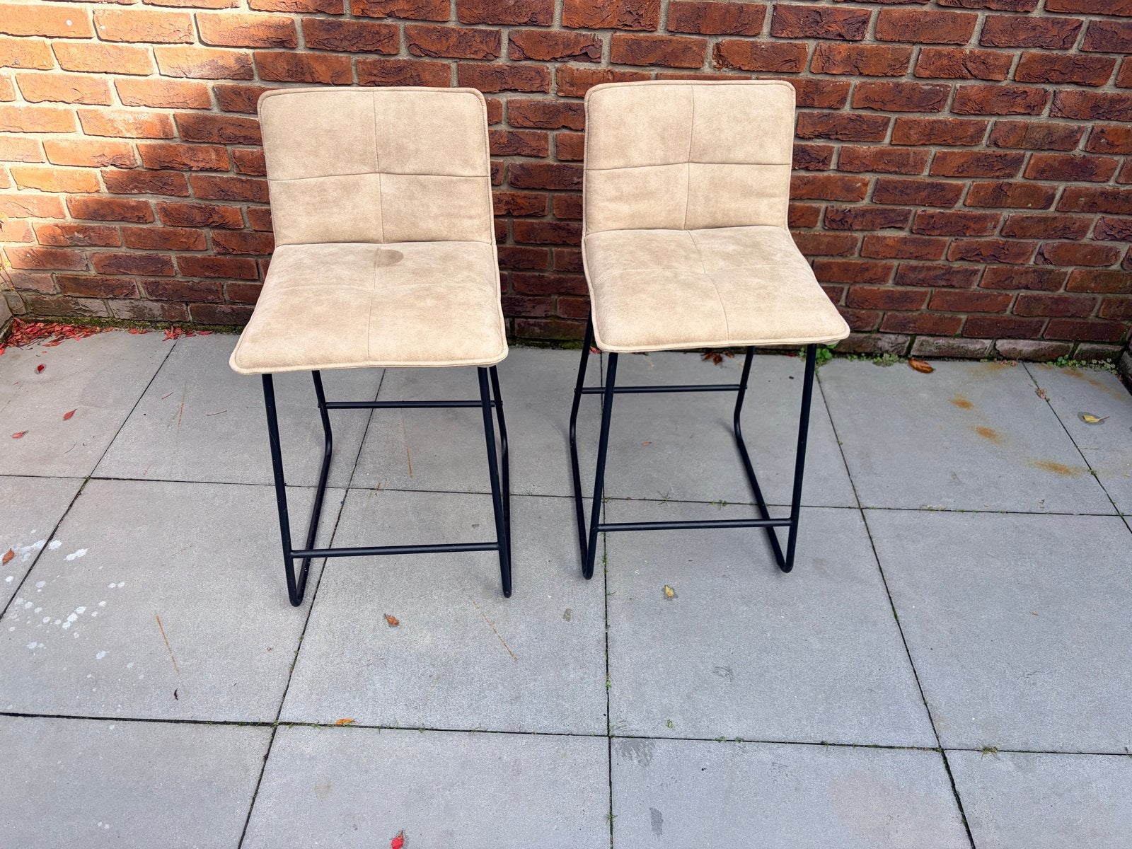2 beige barstoelen met metalen onderstel, Ophalen, Gebruikt, 60 tot 90 cm, Metaal