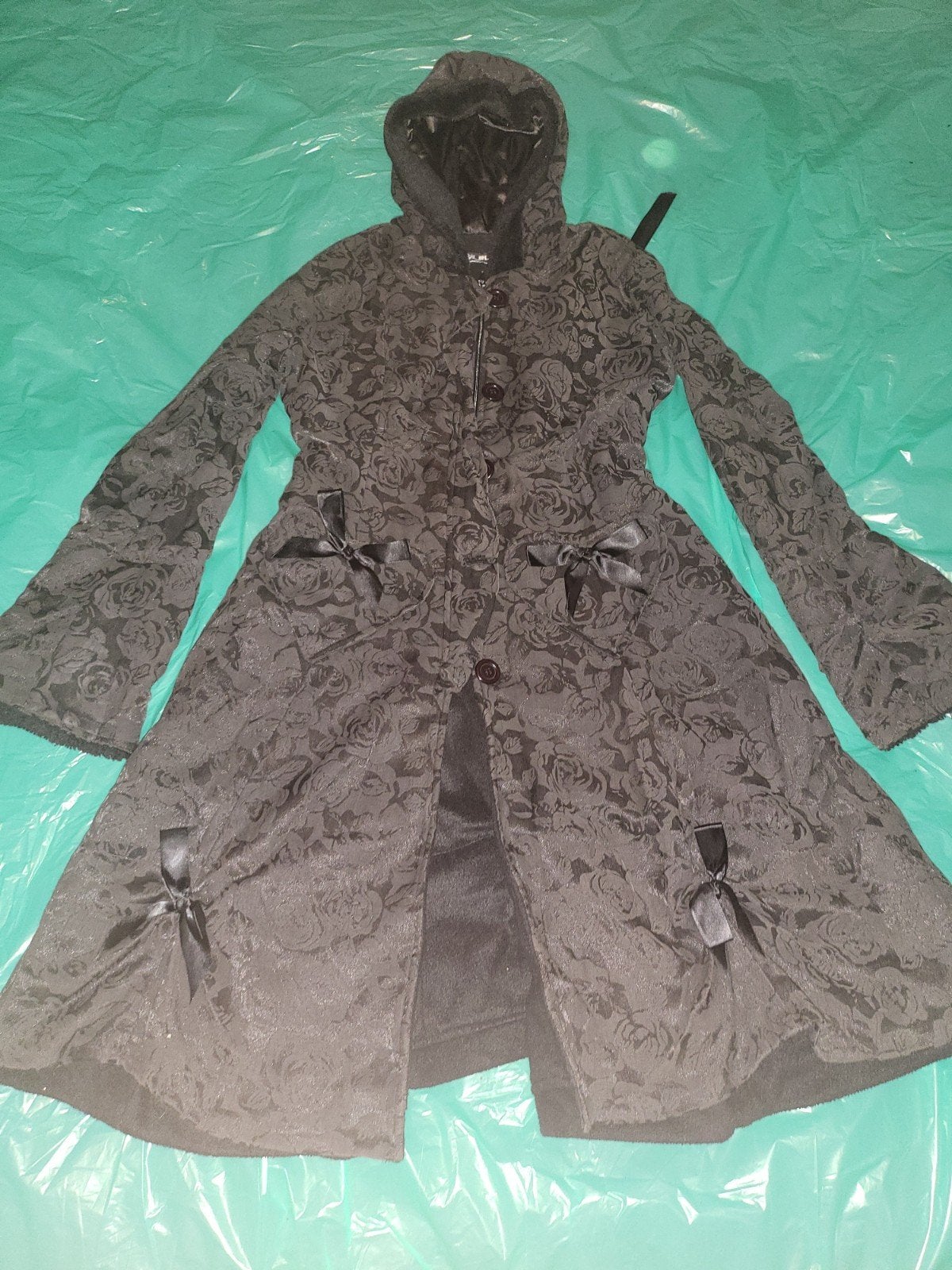 Zwarte gothic jas met rozenpatroon en vetersluiting, Kleding | Dames, Maat 38/40 (M), Puzzled, Verzenden, Zwart