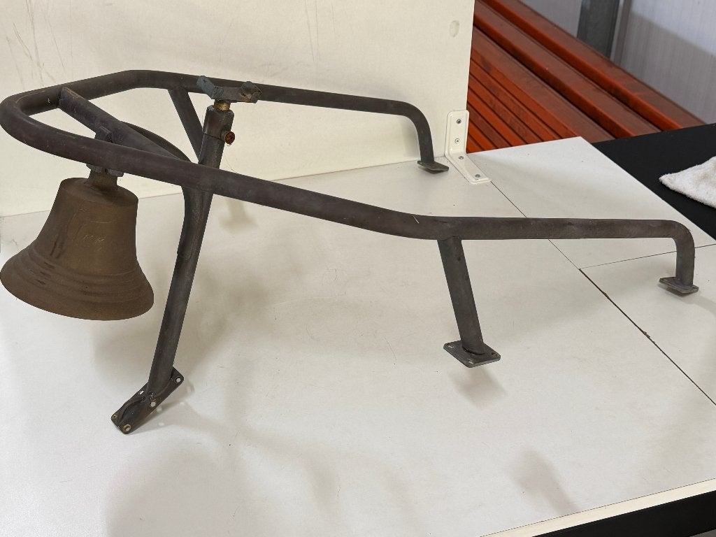 Bronzen / messing scheepsbel 145 mm op frame 50 cm breed, Ophalen of Verzenden, Gebruikt, Lijn of Blok