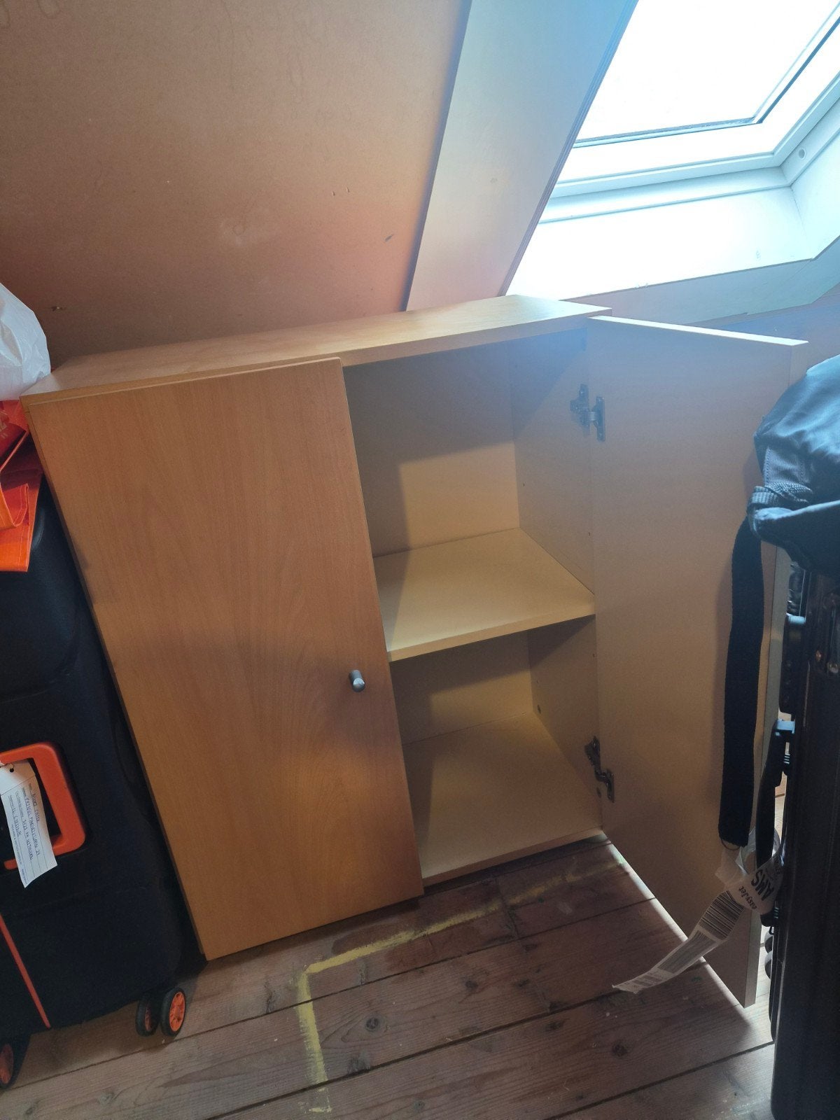 Houten kastje met twee deuren en legplank, Ophalen, Gebruikt