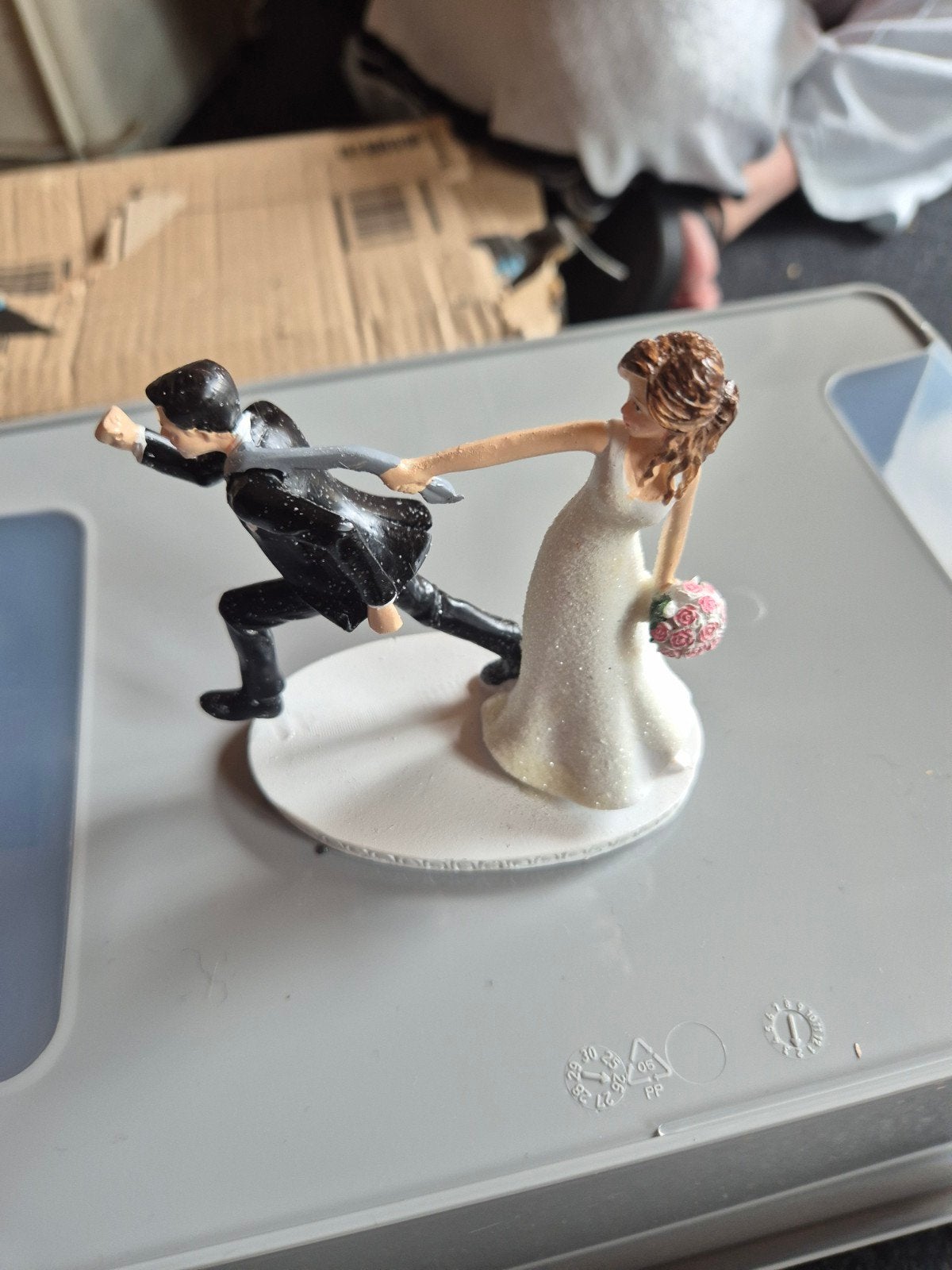 Bruidspaar Taarttopper - Humoristische Bruiloftsdecoratie, Overige thema's, Meerkleurig, Ophalen of Verzenden, Zo goed als nieuw