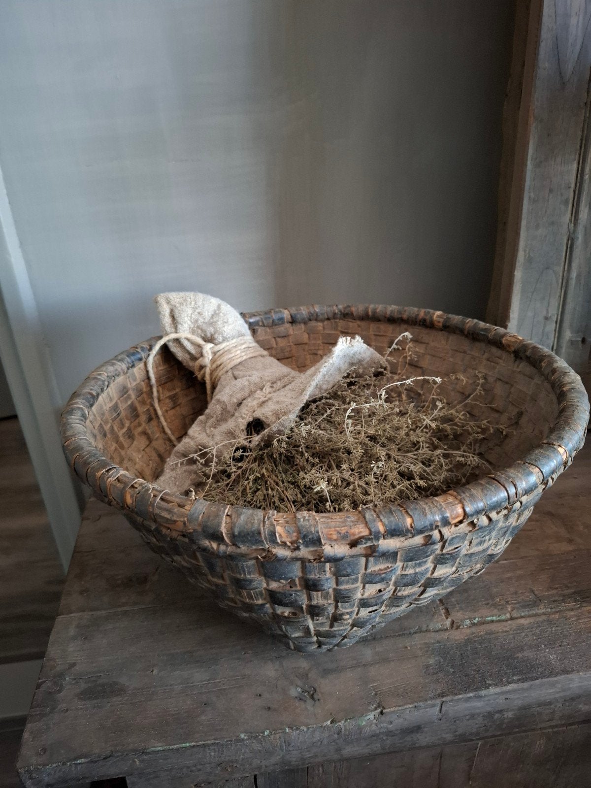 Een prachtige oude leemmand., Huis en Inrichting, Woonaccessoires | Schalen en Manden, Ophalen of Verzenden, Nieuw