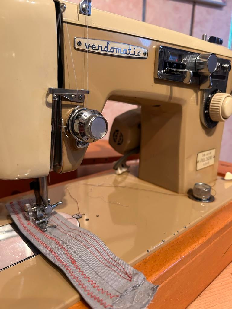 Vendomatic De Luxe Full Zigzag Naaimachine, Hobby en Vrije tijd, Naaimachines en Toebehoren, Ophalen of Verzenden, Gebruikt, Naaimachine