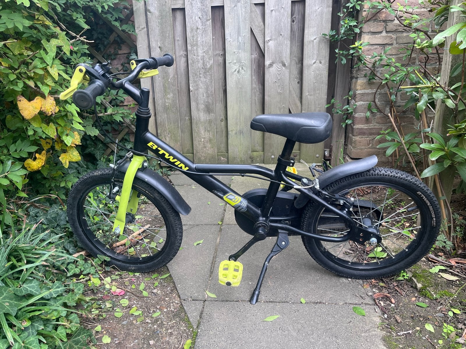 B'Twin 16 inch kinderfiets, Fietsen en Brommers, Ophalen, Gebruikt, Velgrem, 16 tot 20 inch