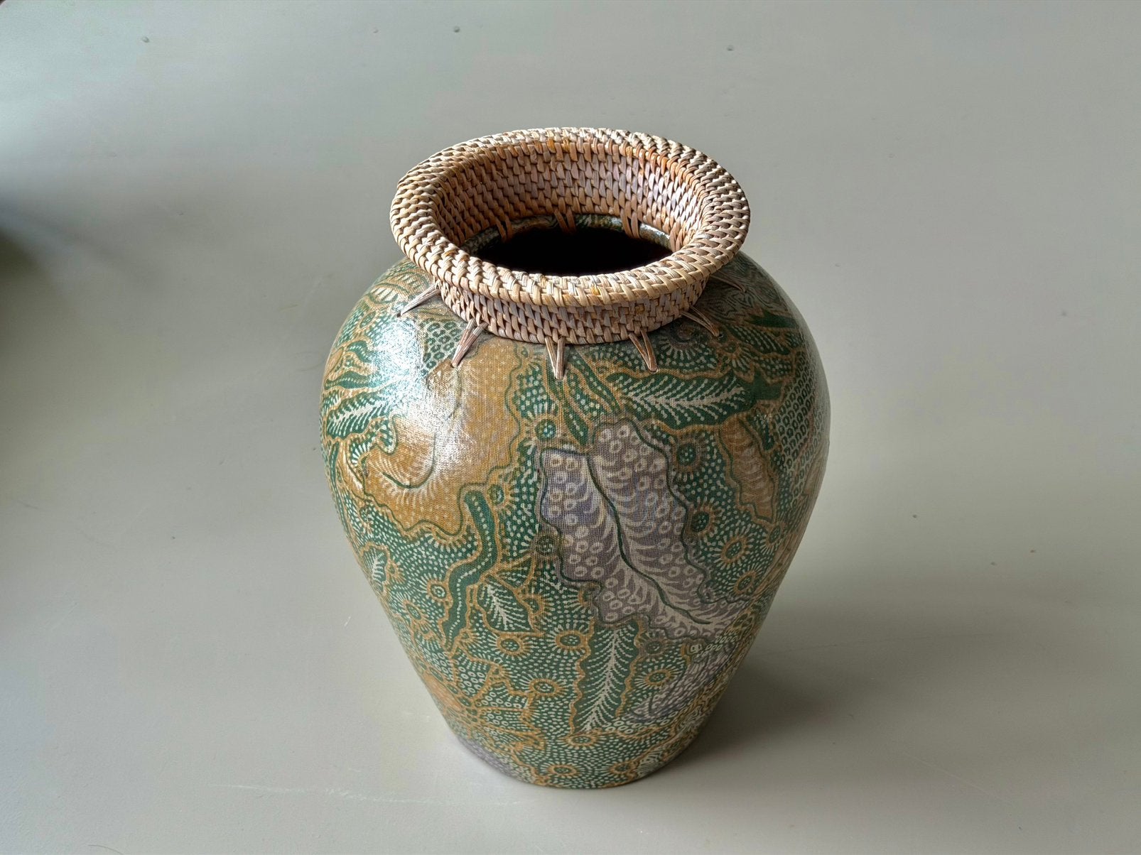 Indische Vaas met rieten kraag, Antiek en Kunst, Ophalen of Verzenden