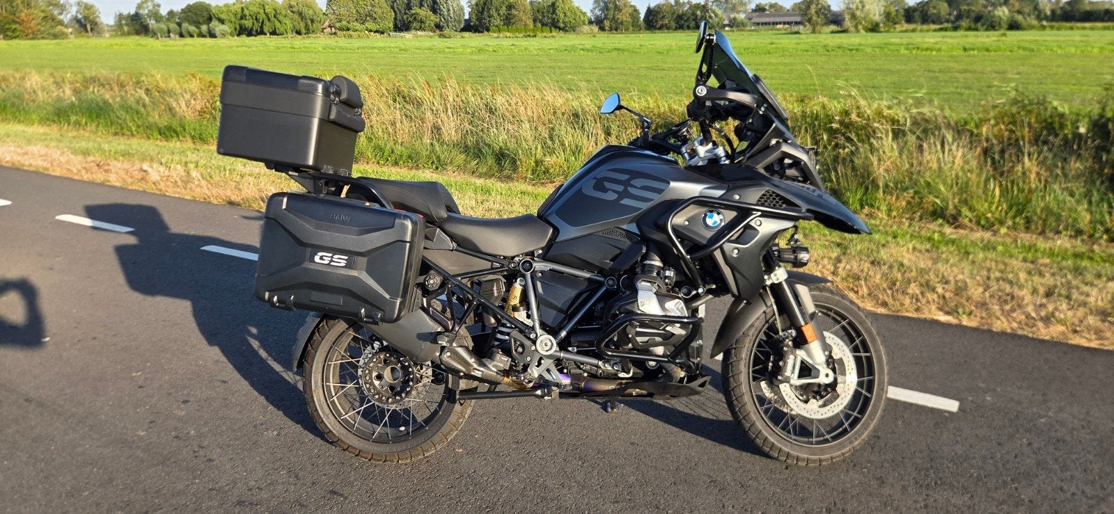BMW R 1250 GS Triple Black Ultimate incl BTW, Motoren, Motoren | BMW, 2 cilinders, Motorrijbewijs A, Handvatverwarming, Gebruikt
