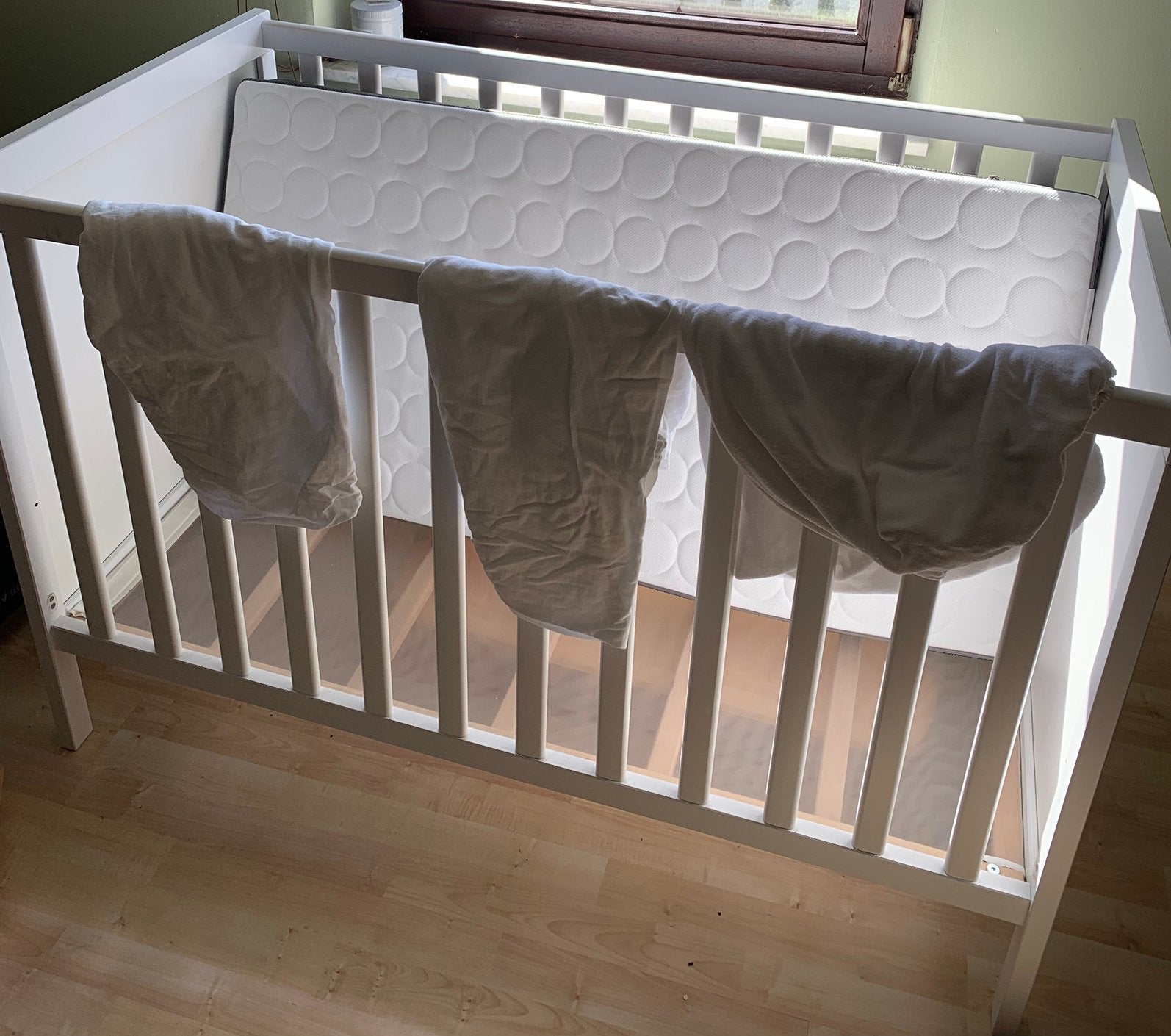 Kinderbedje in hoogte verstelbaar, met matras en lakentjes., Ophalen, Zo goed als nieuw, Overige typen