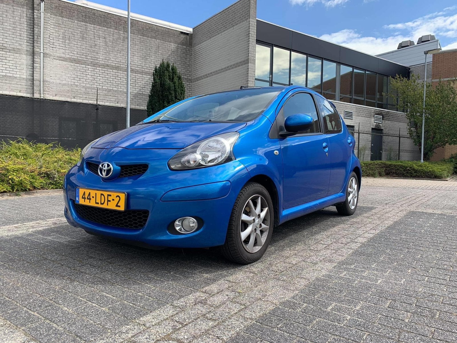 Bied Toyota Aygo (2010)/5-Deurs|Airco|JBL Sound&Touchscreen, Elektrische ramen, Blauw, 905 kg, Handgeschakeld