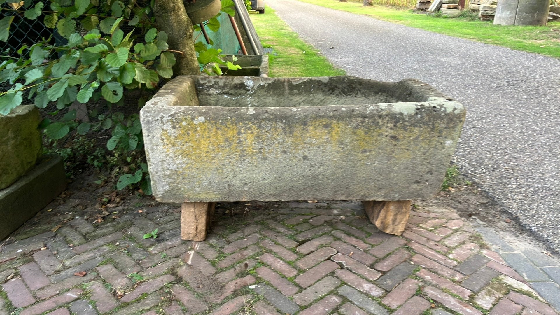 Mooie hooge bak van Bentheimer zandsteen, Tuin en Terras, Bloembakken en Plantenbakken, Ophalen of Verzenden, Zo goed als nieuw