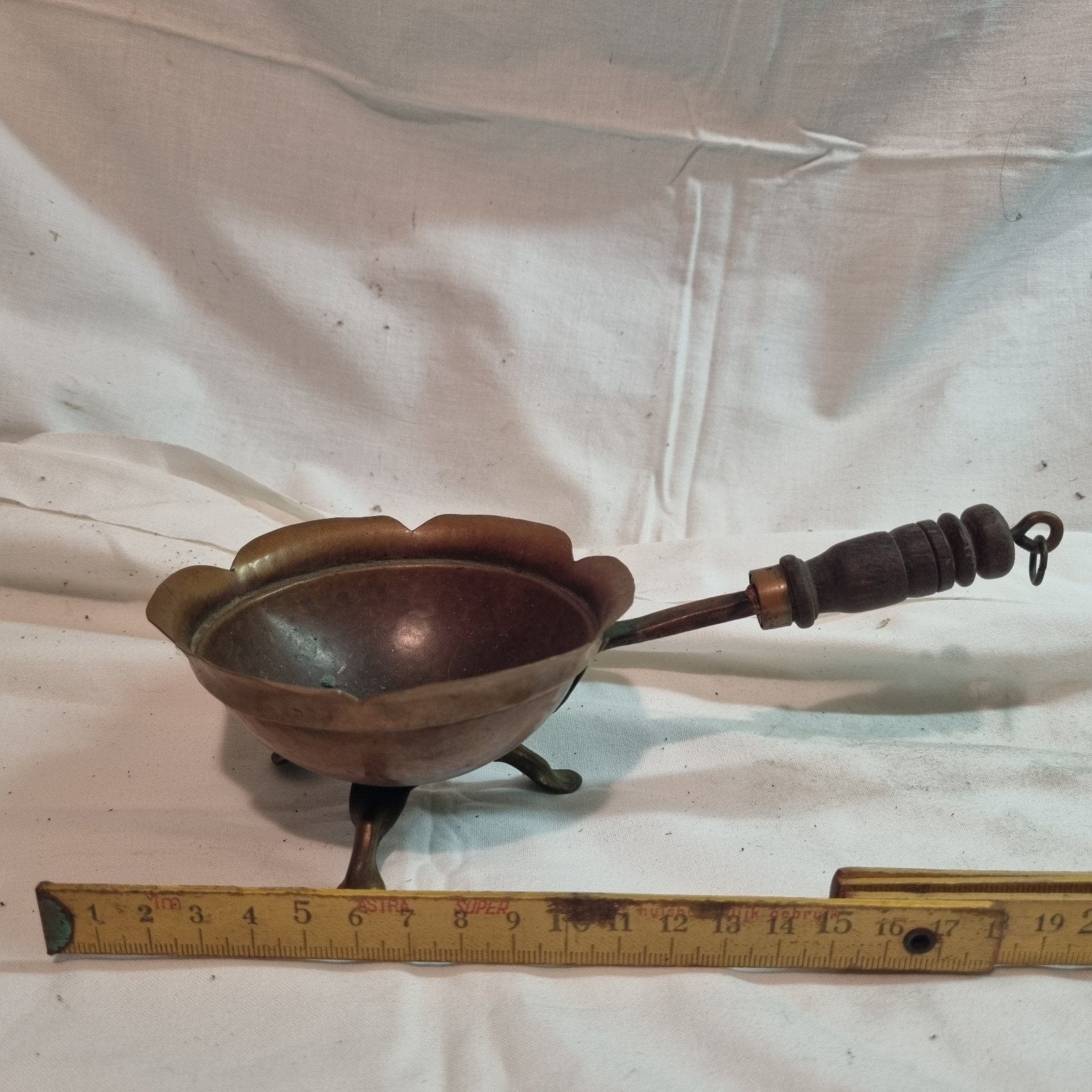 Antieke koperen of bronzen wierookbrander met houten handvat, Antiek en Kunst, Ophalen of Verzenden