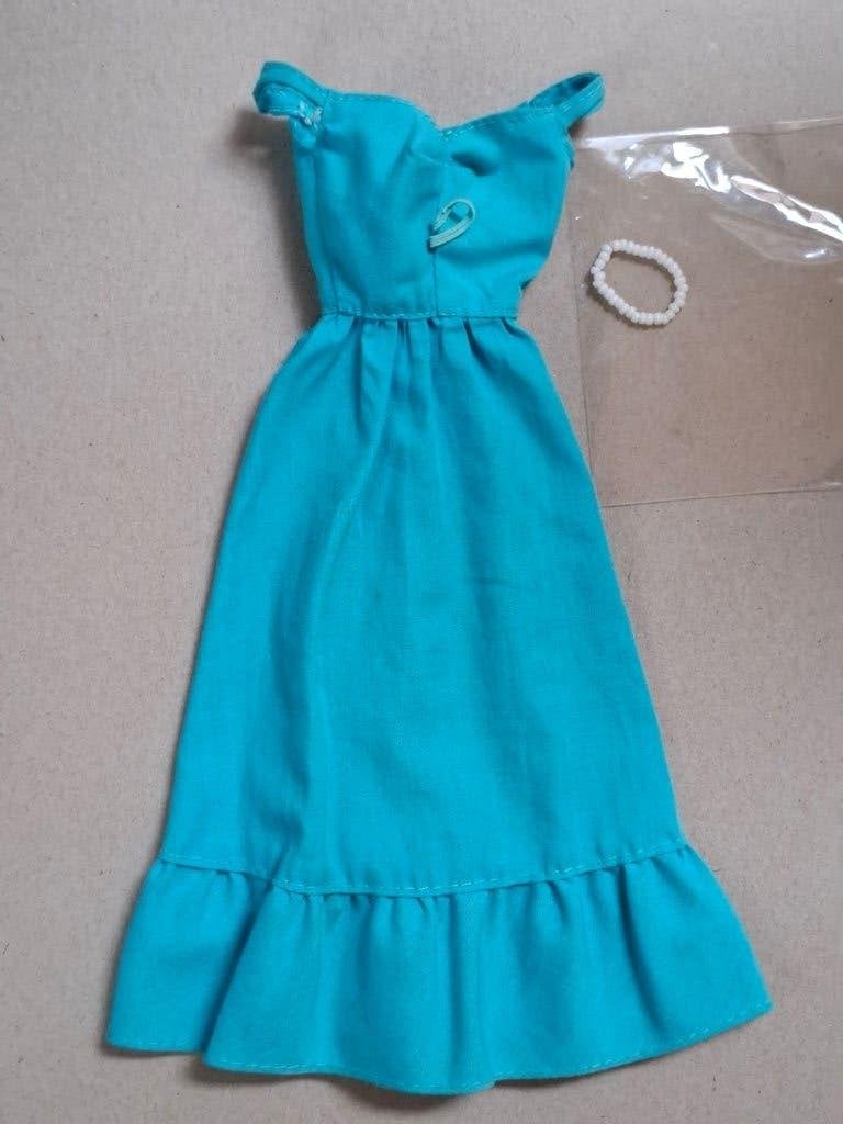 Vintage Quick Curl Deluxe Barbie jurk & ketting jaren 70, Ophalen of Verzenden, Gebruikt, Kleertjes