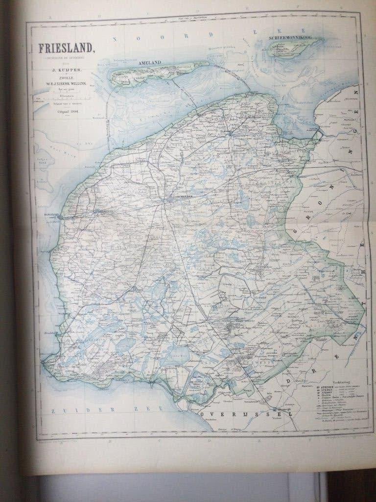 Provincie Friesland met dijk naar Ameland, 1904, grote kaart, Antiek en Kunst, Kunst | Etsen en Gravures, Verzenden, Cartografie