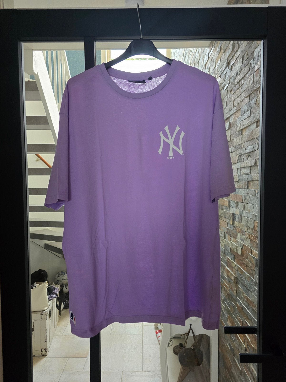 Te koop paarse heren tshirt, merk New Era, maat M., Maat 48/50 (M), Paars, Ophalen of Verzenden, Zo goed als nieuw
