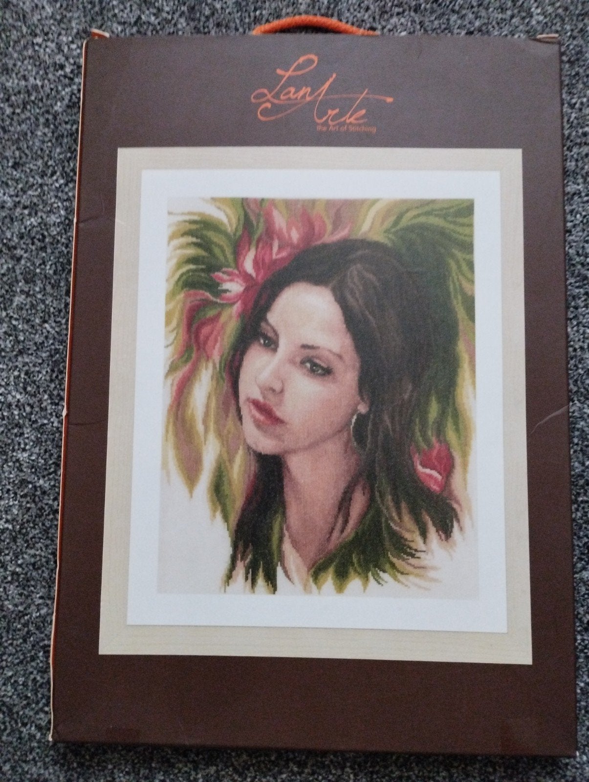 Lanarte Borduurpakket "Romance" - Vrouw met bloemen, Hobby en Vrije tijd, Borduren en Borduurmachines, Ophalen of Verzenden, Nieuw