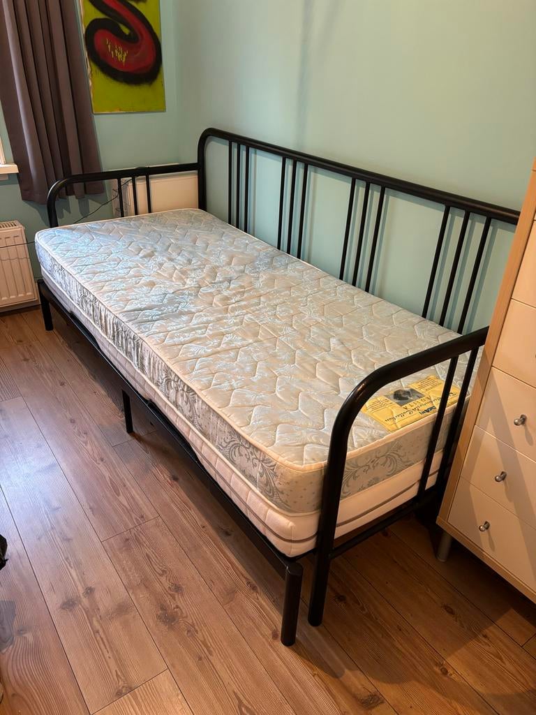 Uitschuifbaar bed / logeerbed met 2 matrassen, Ophalen, Zo goed als nieuw
