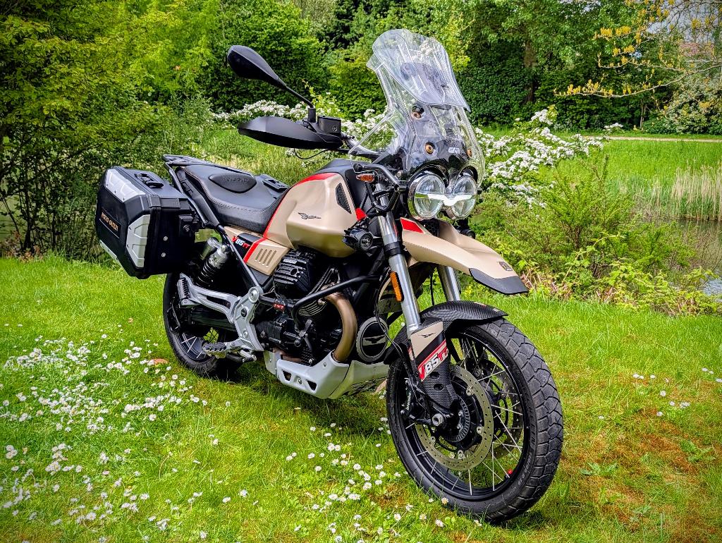 Moto Guzzi V85TT Travel,  E5 2021 met vele Extra's, Motoren, 2 cilinders, Occasion, Handvatverwarming, Motorrijbewijs A