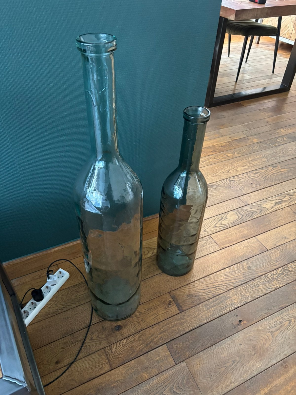 Twee grote groene flessen, Ophalen, Zo goed als nieuw, Glas, Minder dan 5 flessen